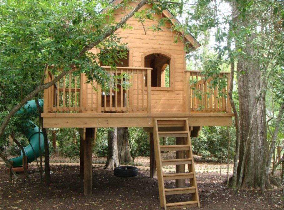 Домик на дереве на даче