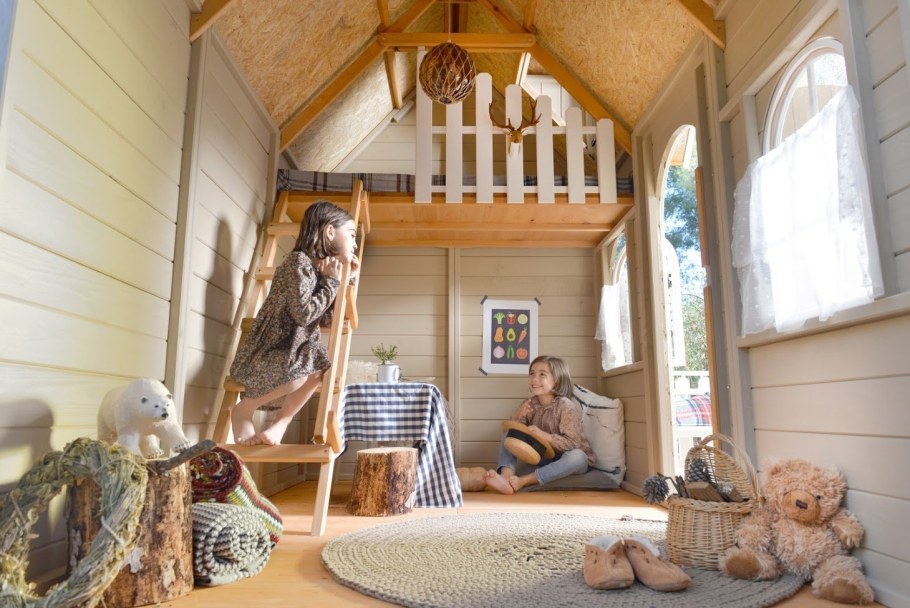 Детский домик для дачи внутри