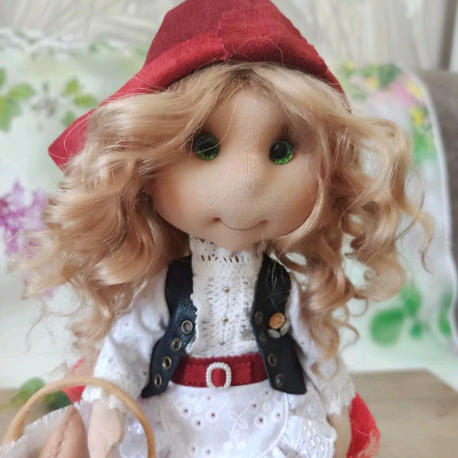 Интерьерная кукла в красно серых цветах