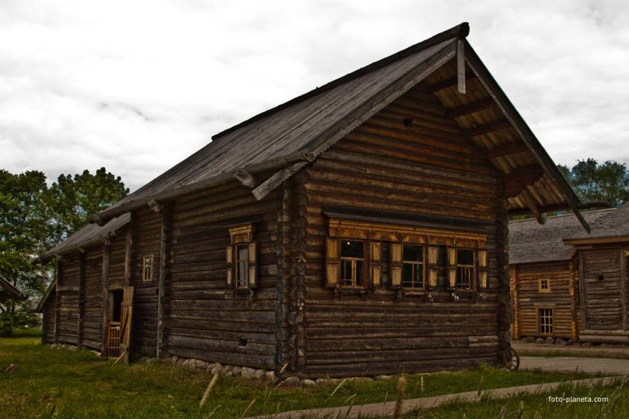 Деревенская изба пятистенок