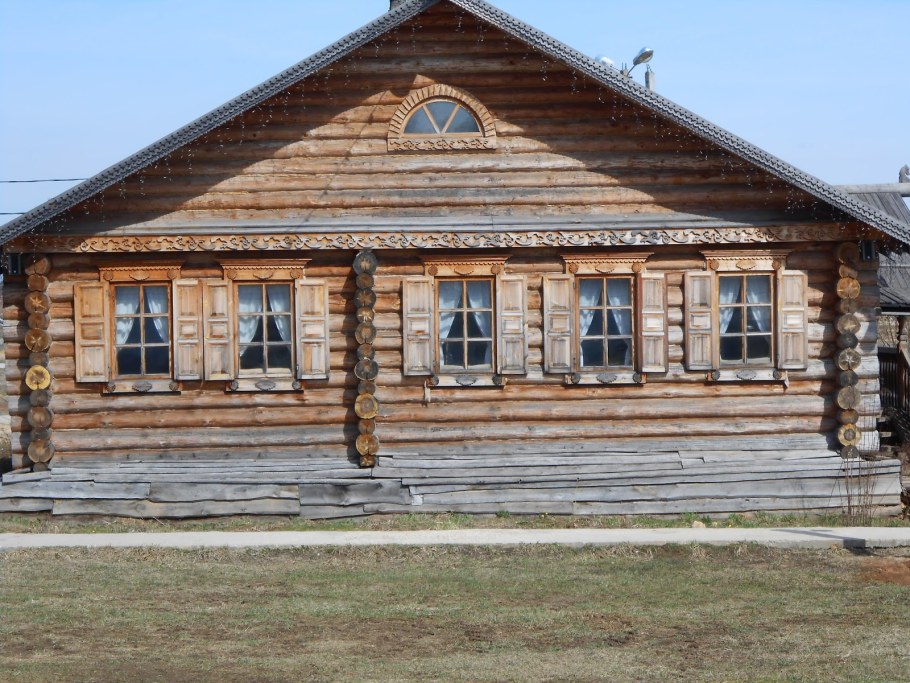 Деревенская изба пятистенок