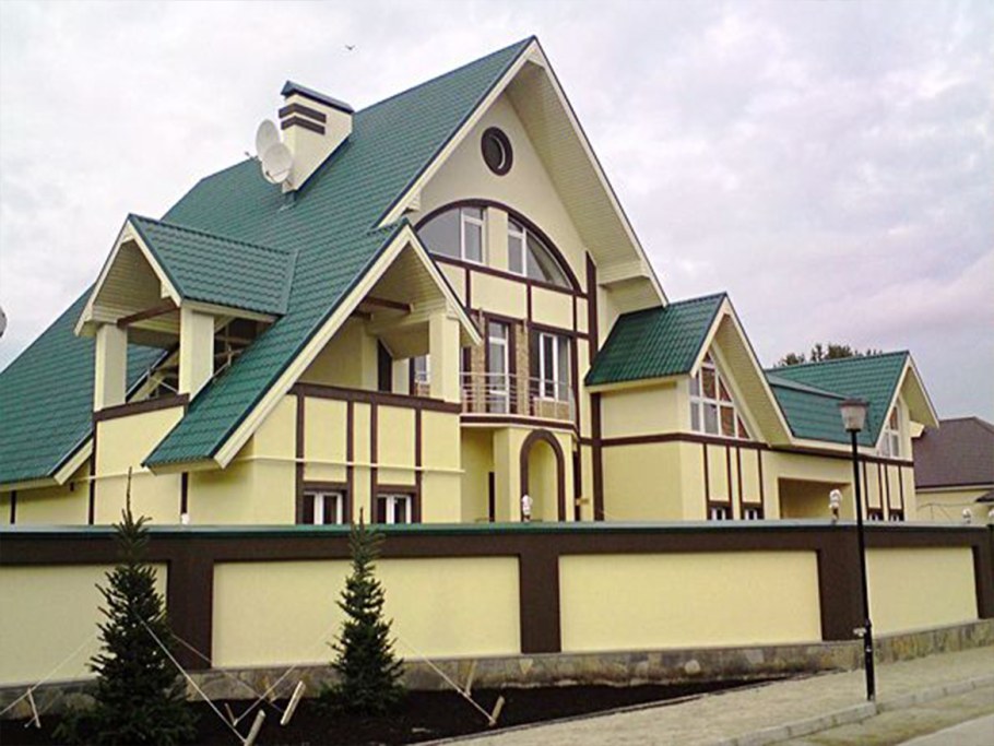 Штукатурный фасад с зеленой крышей