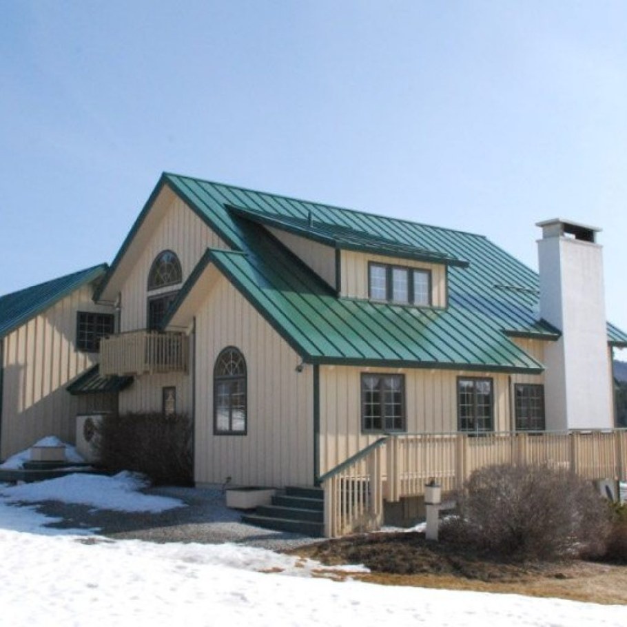 Дом с зеленой крышей цвет фасада