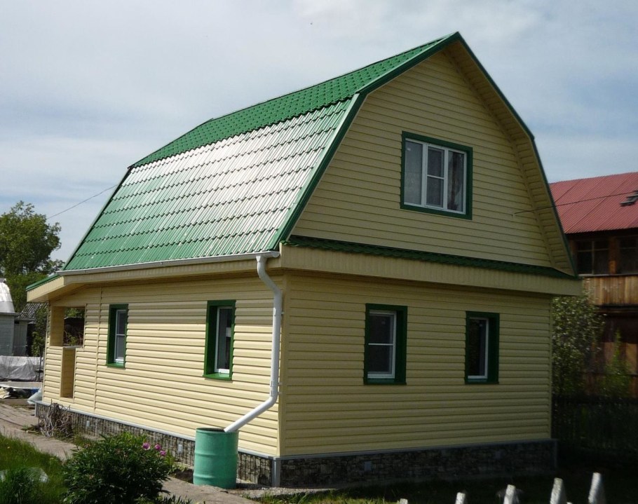 Дом с зеленой крышей