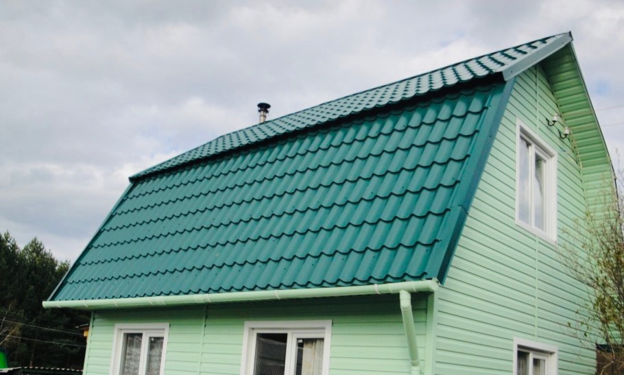 Дачный дом с зеленой крышей