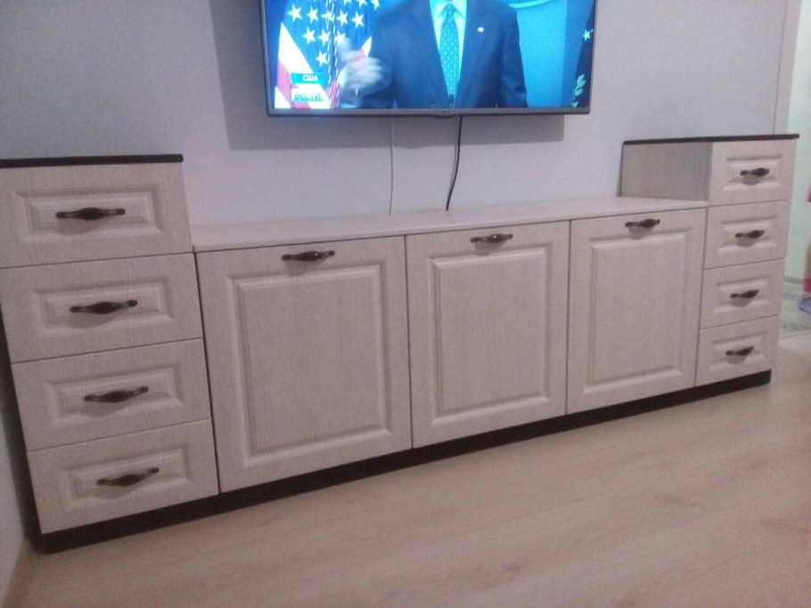 Телевизор на комоде