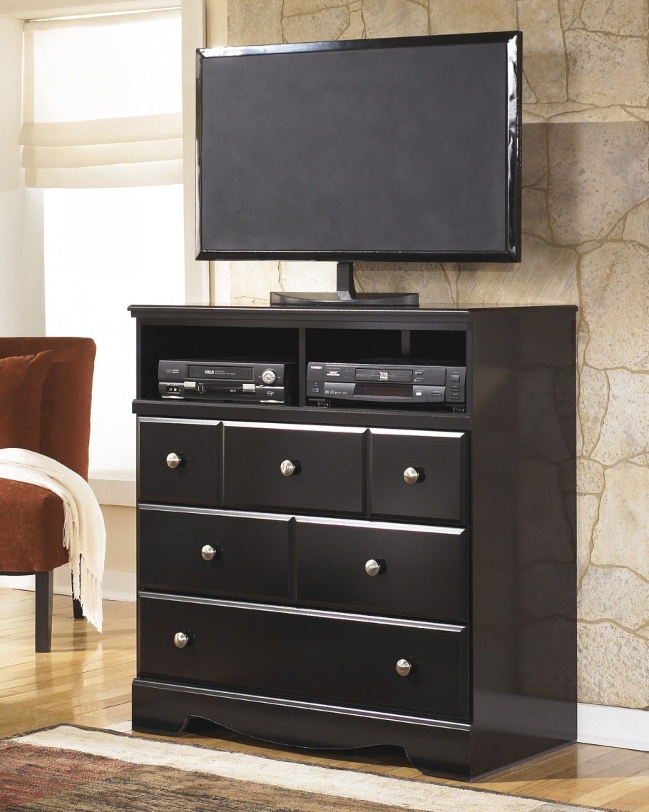 Телевизор на комоде