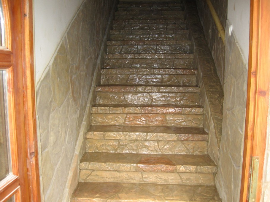 Лестница в цокольный этаж