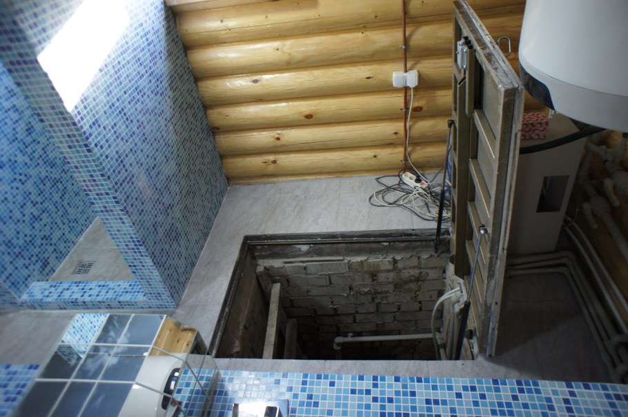 Люк в погреб в частном доме