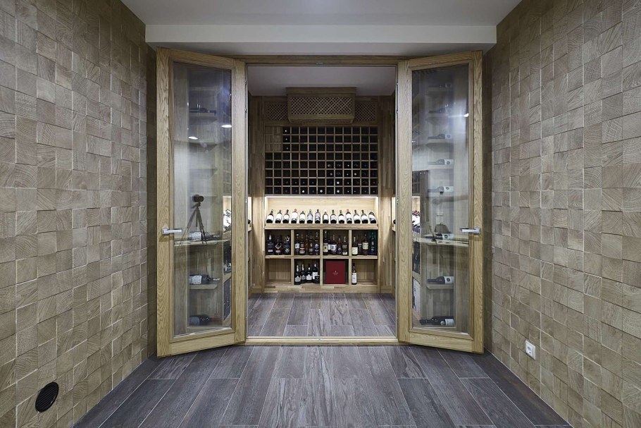 Входная дверь в винный бар в подвале