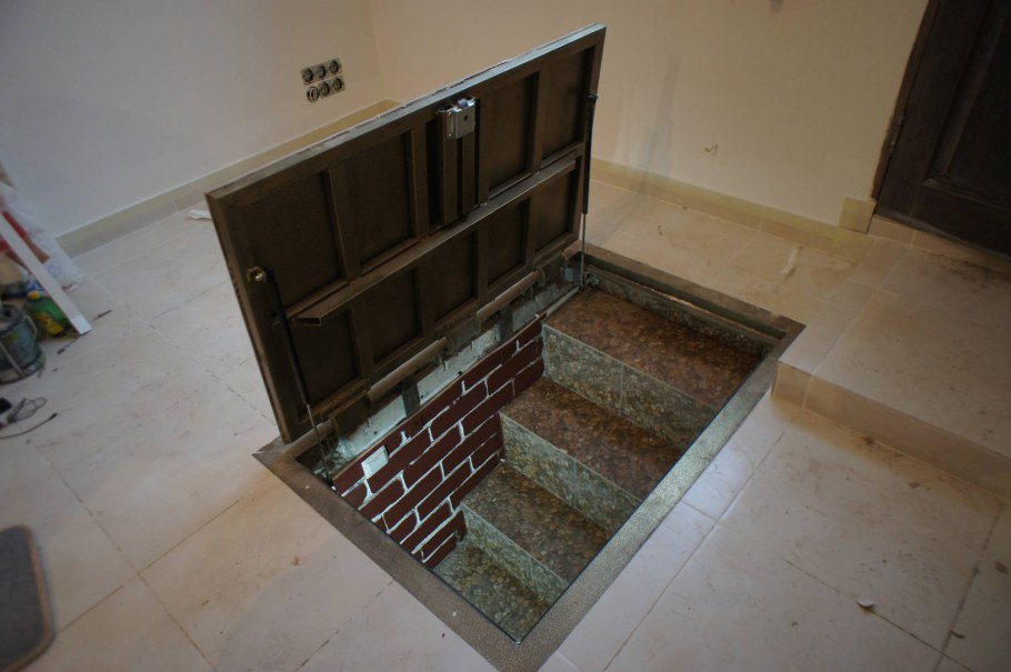 Люк в гараже в подвал