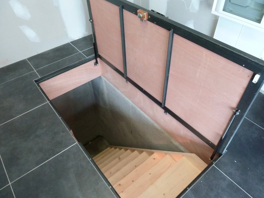 Люк в подвал с лестницей