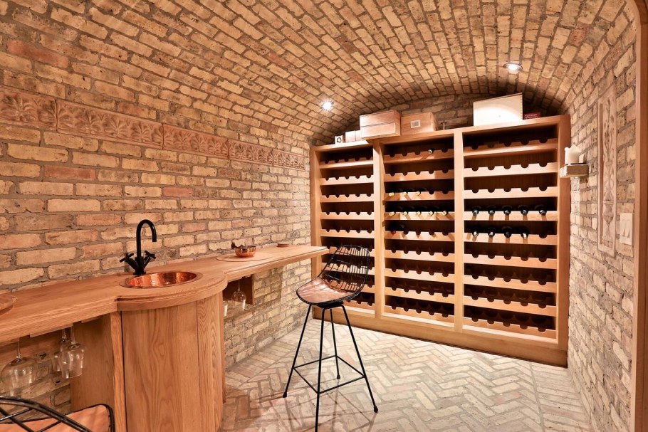 Сводчатый кирпичный погреб