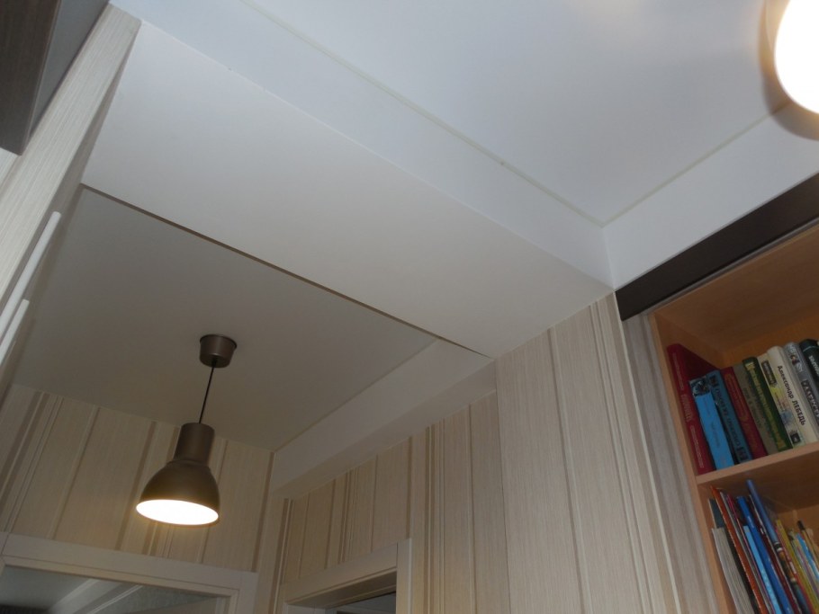 Натяжные потолки в коридор с балкой