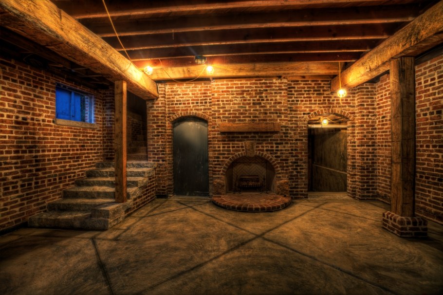 Огромный подвал