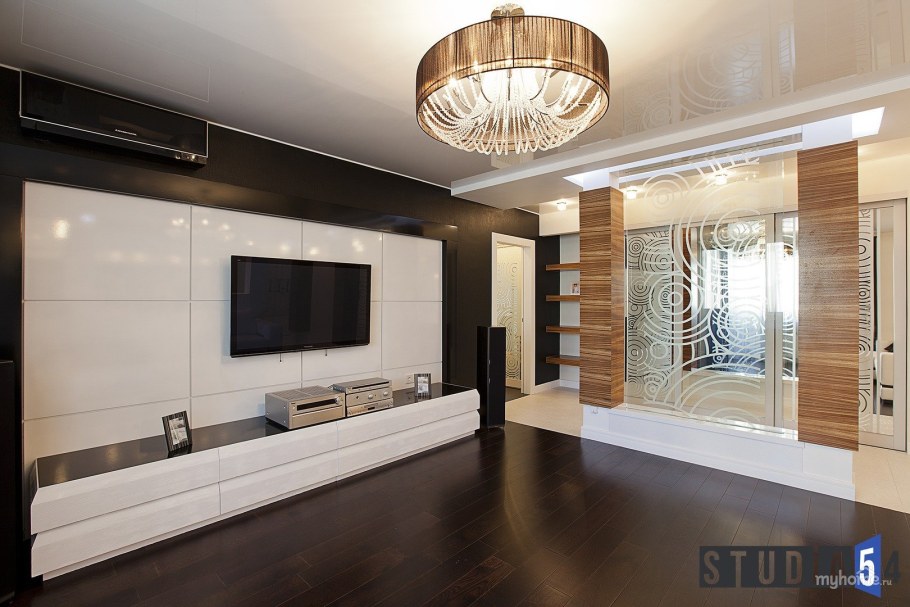 Колонны в интерьере гостиной