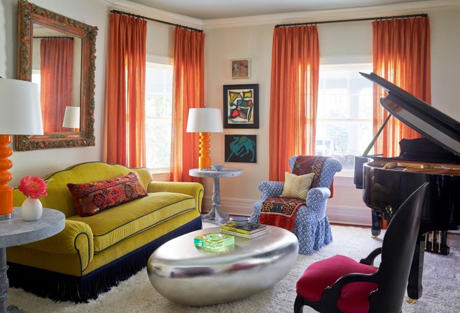 Оранжевые шторы в интерьере