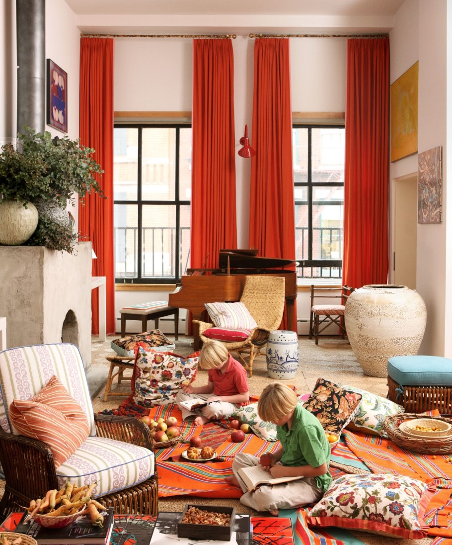 Гостиная с красными шторами