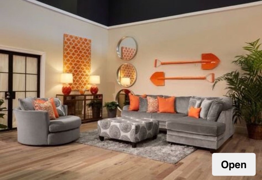 Гостиная с оранжевыми стенами