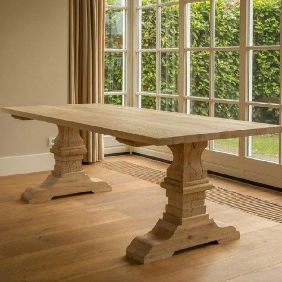 Массивный стол из дерева