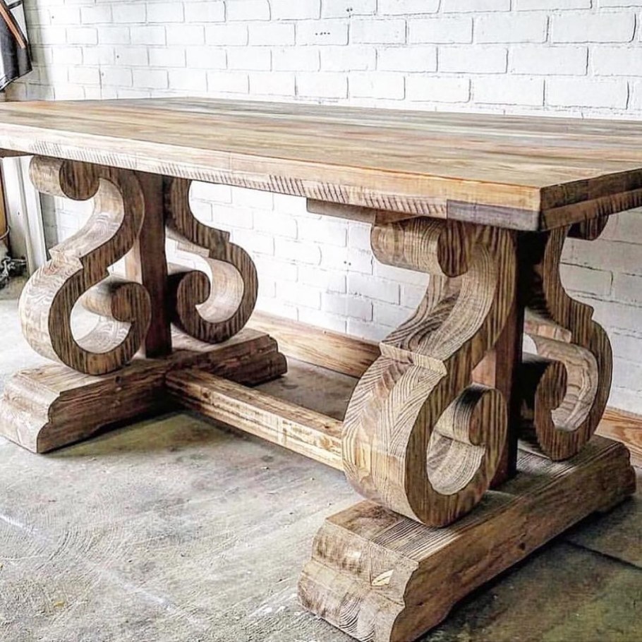 Массивный стол из дерева