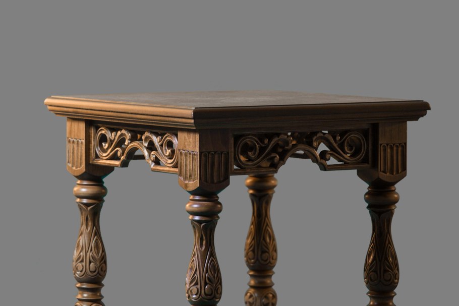 Резной деревянный стол