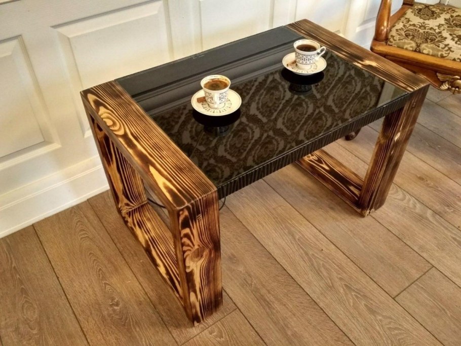 Красивый деревянный стол