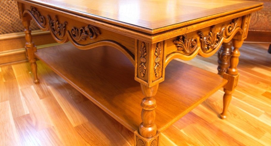 Красивый деревянный стол