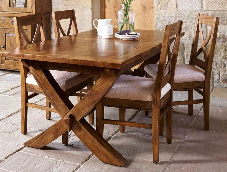 Массивный стол из дерева