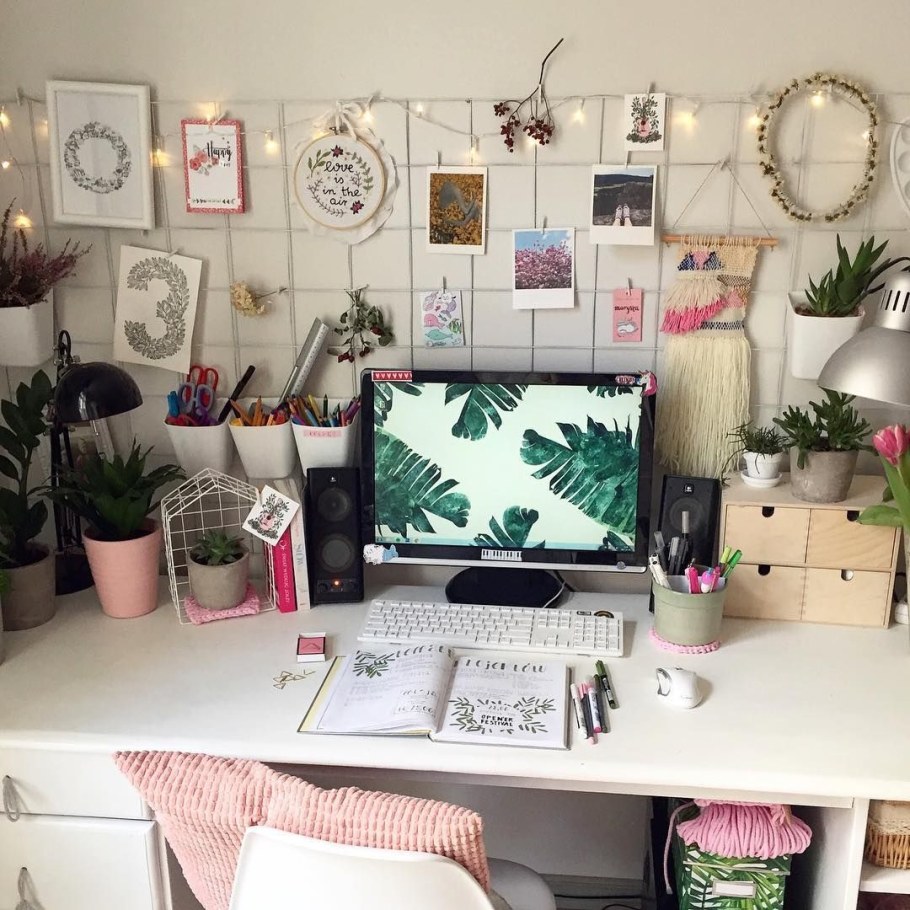 Декор рабочего стола в комнате