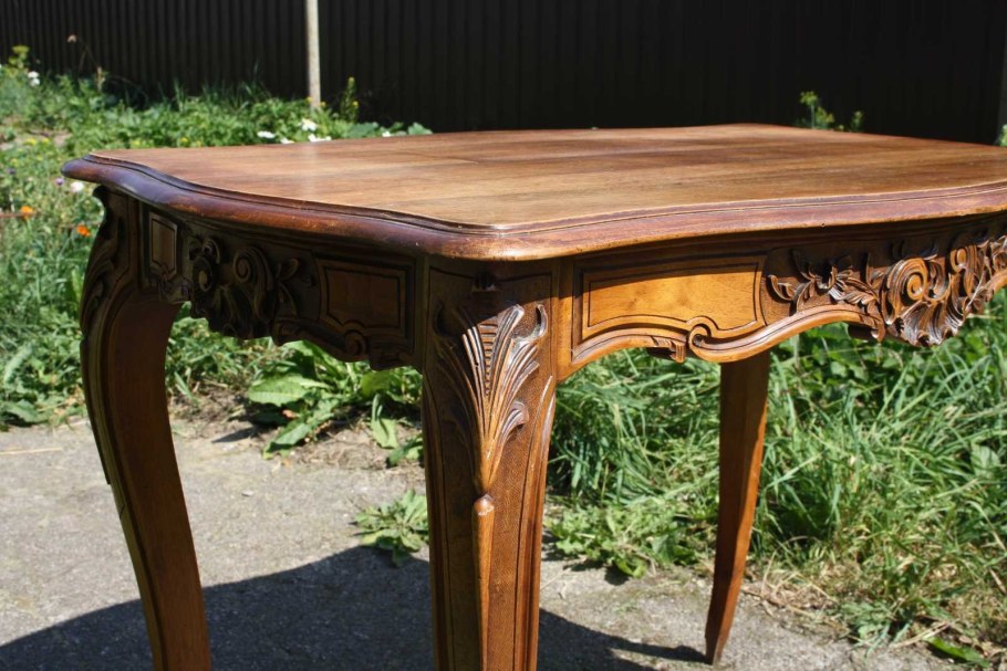 Массивный стол из дерева