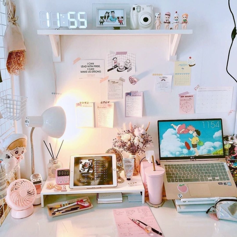 Декор рабочего стола в комнате