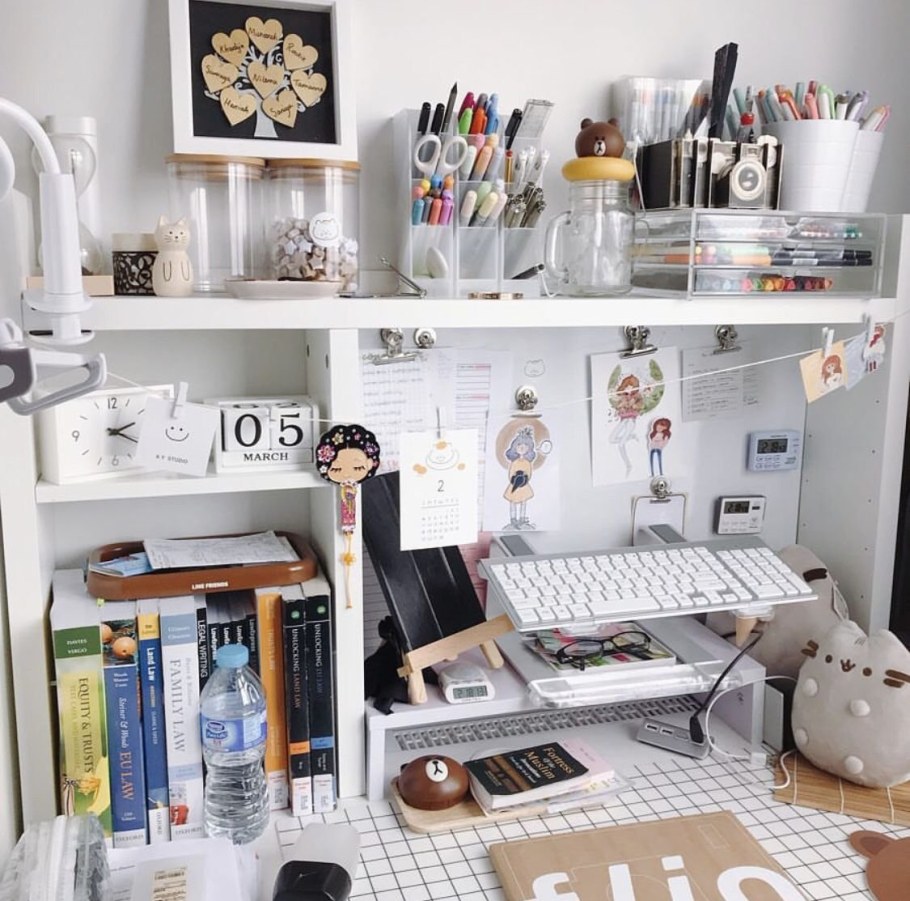 Декор рабочего стола в комнате