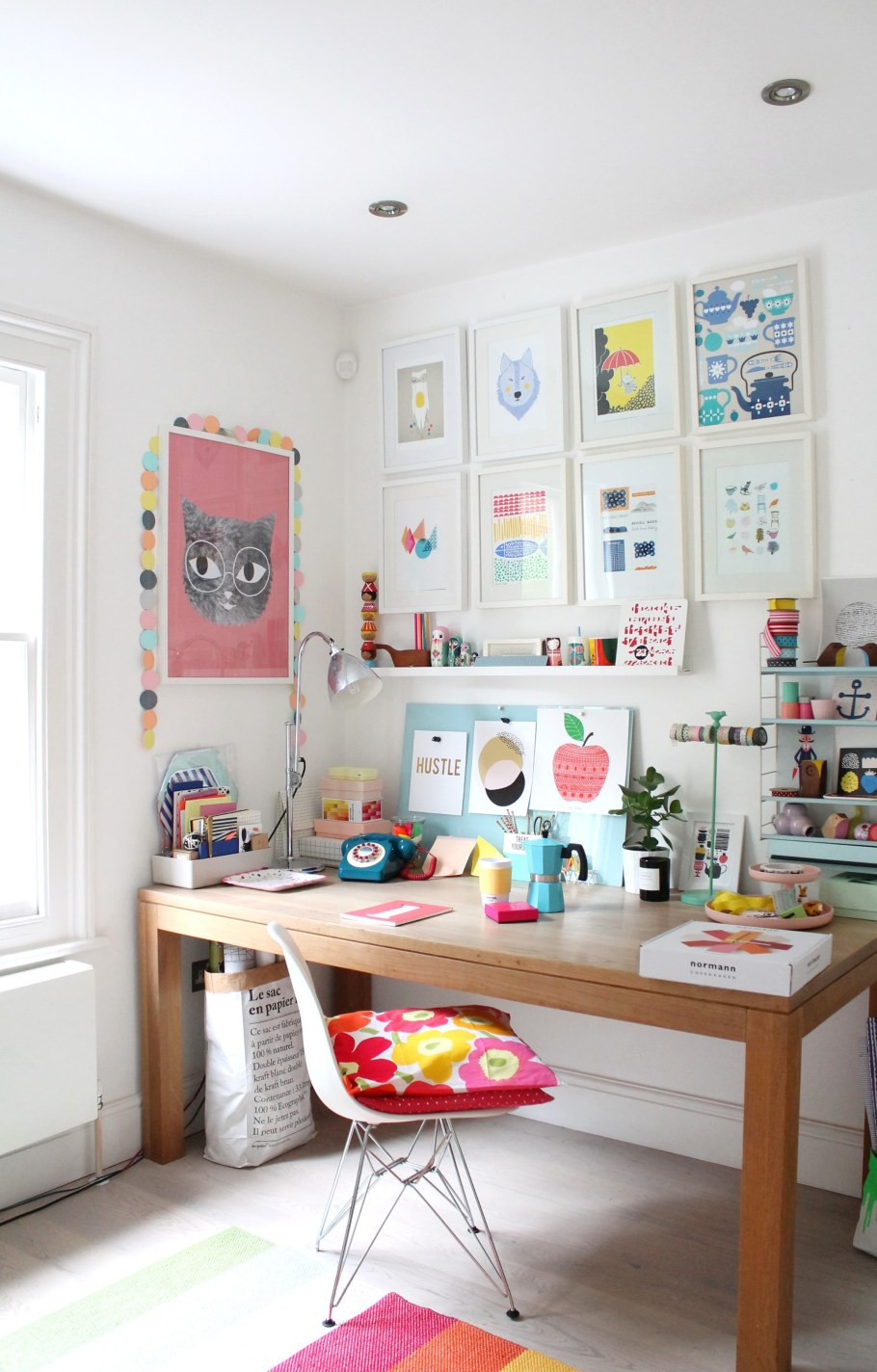 Декор рабочего стола в комнате