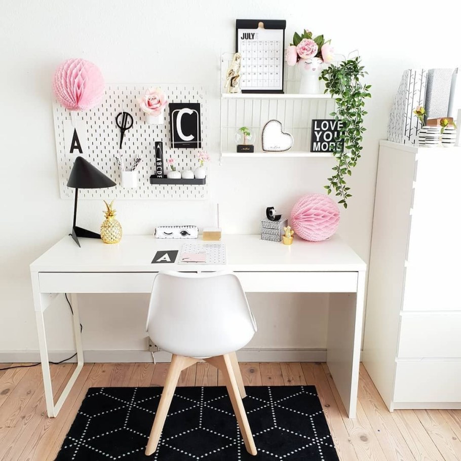 Декор письменного стола