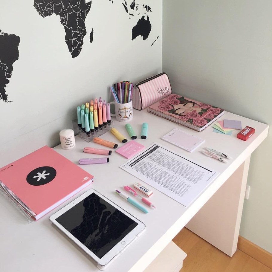 Декор рабочего стола в комнате