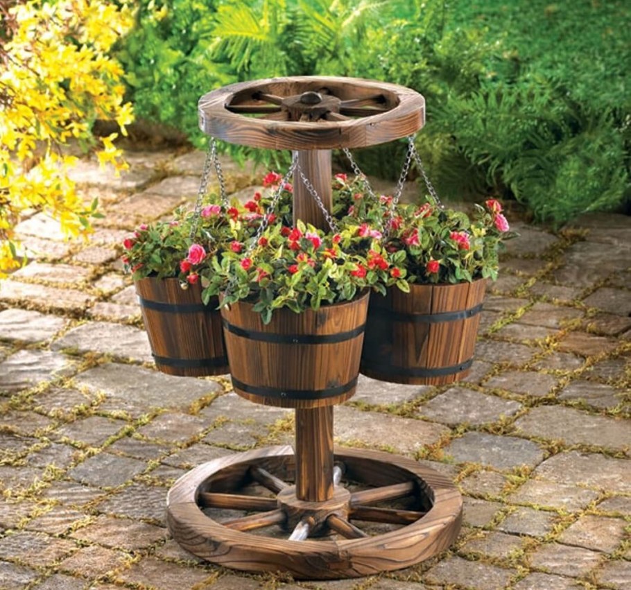 Цветочные горшки в саду