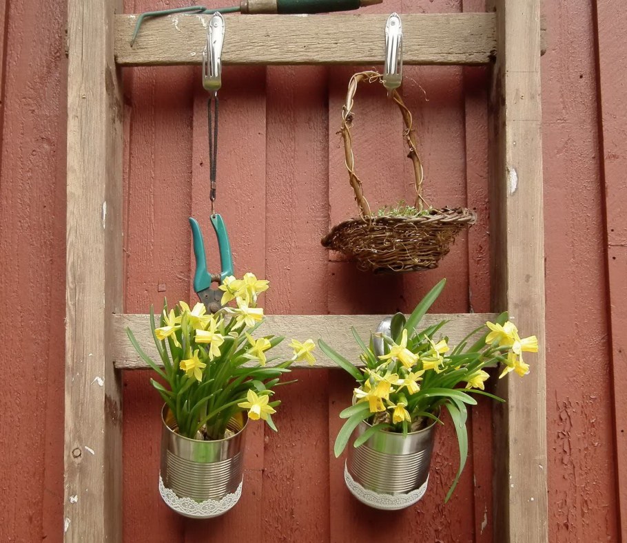 Подвесные кашпо на даче