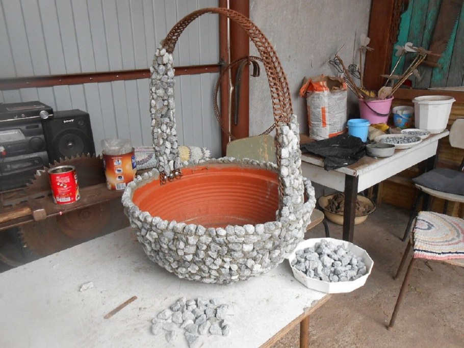 Кашпо-корзина из цемента