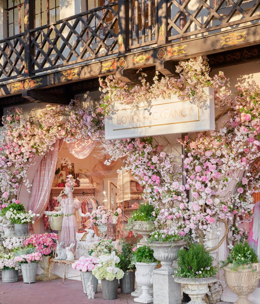 Декор свадьбы с цветущей вишней