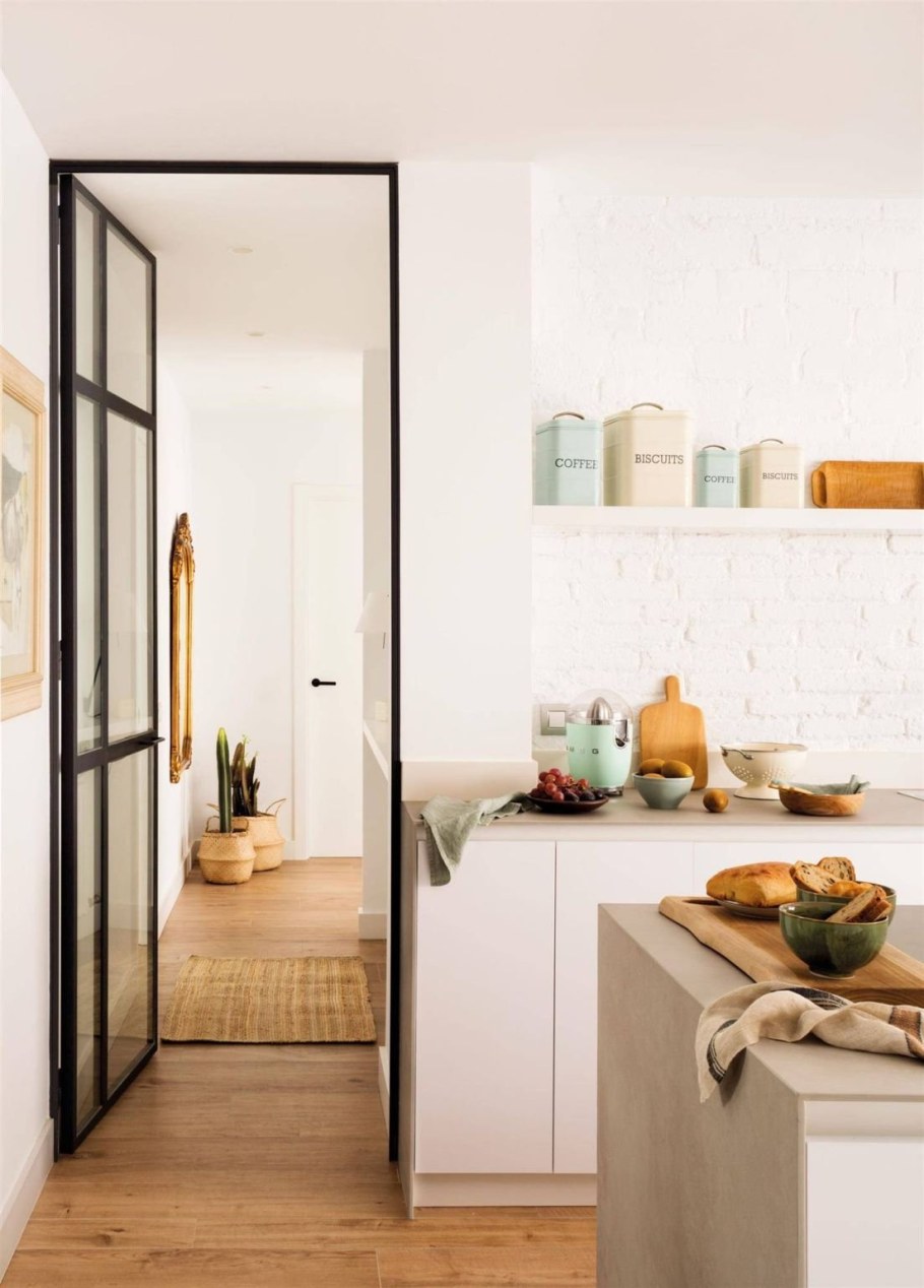 Навесная дверь на кухню