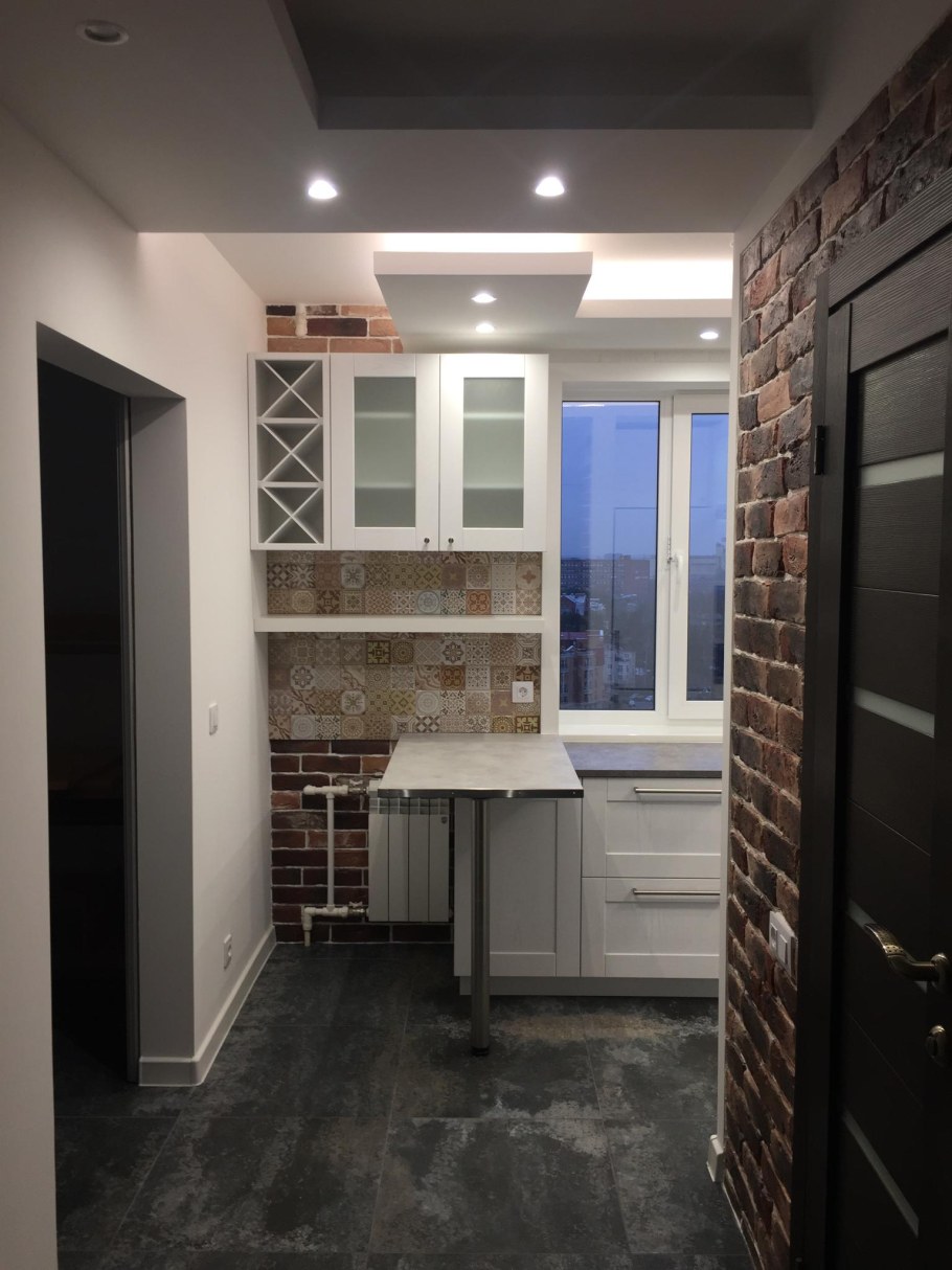 Коридор переходящий в кухню гостиную