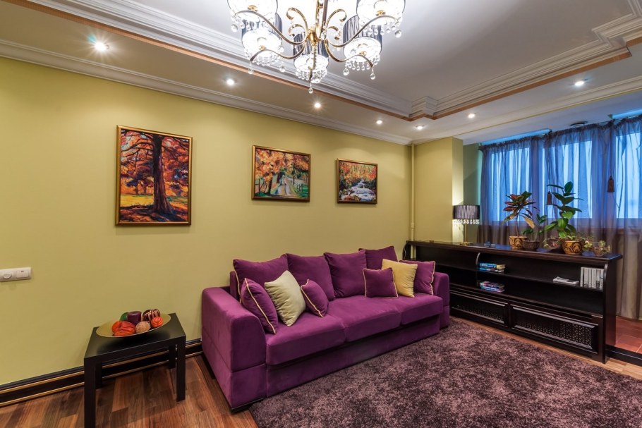 Фиолетовый диван в гостиной