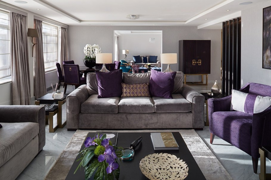 Гостиная с фиолетовым диваном