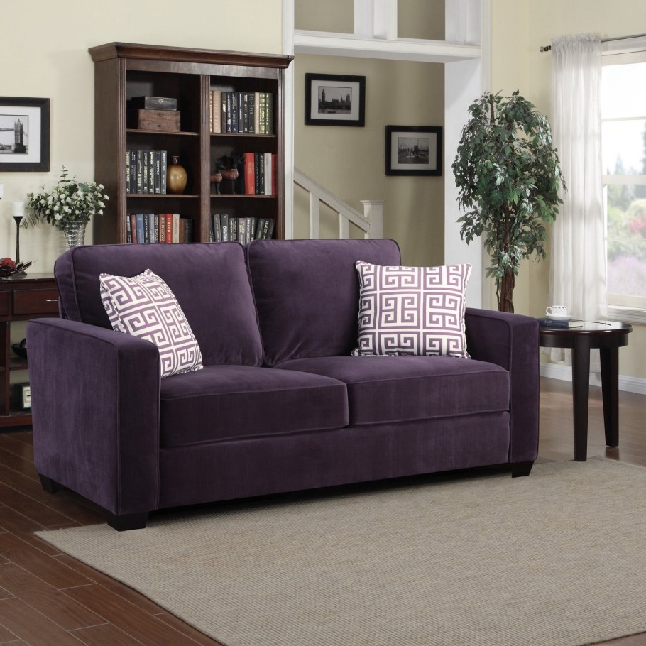 Фиалковый диван в интерьере