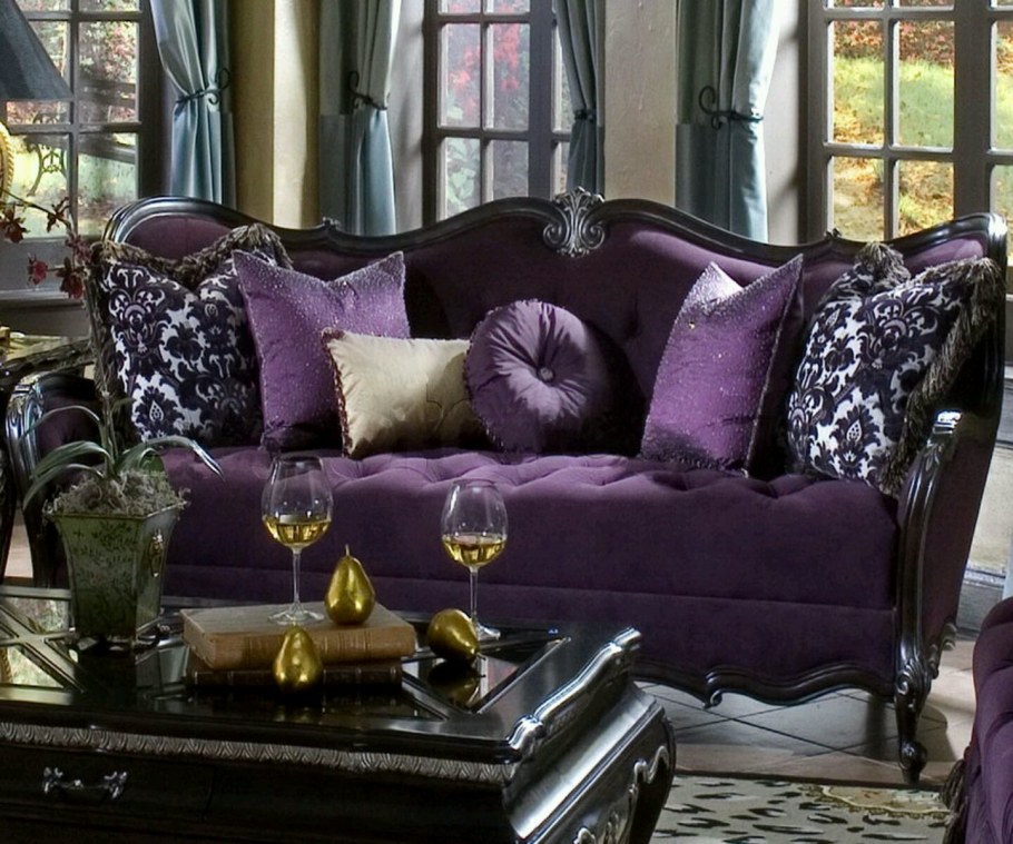 Диван фиолетового цвета