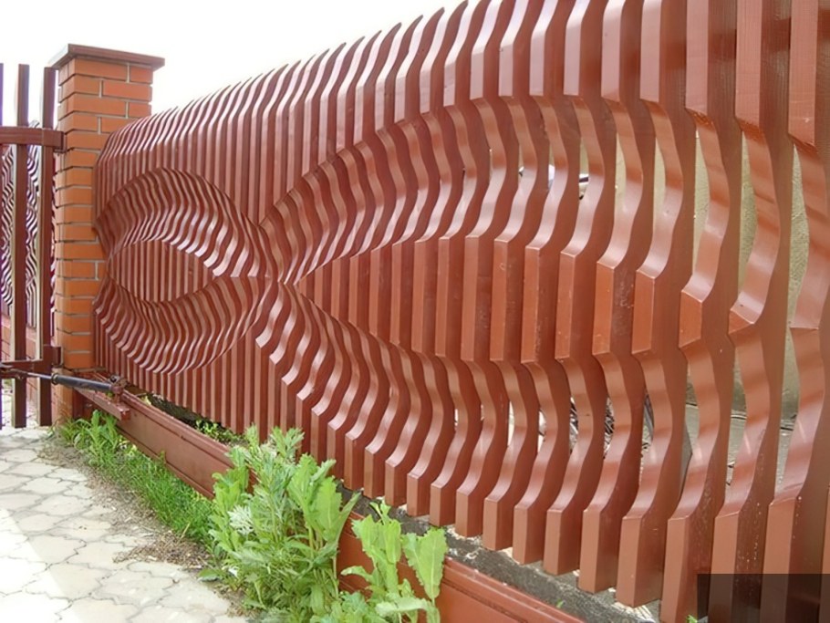 Необычный деревянный забор