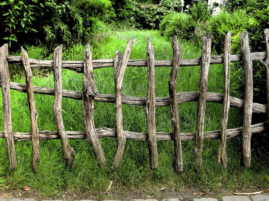Деревянный заборчик