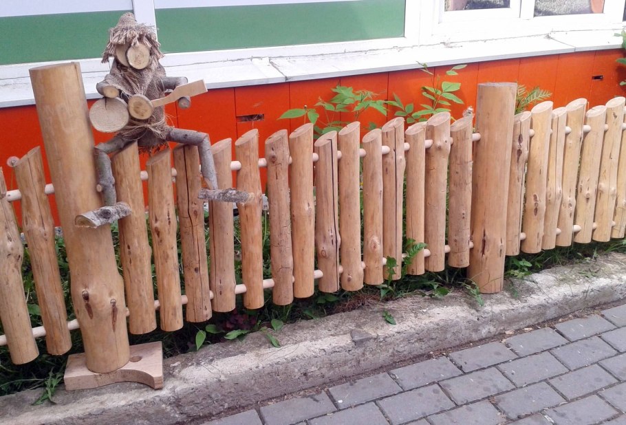 Декоративный забор из бревен