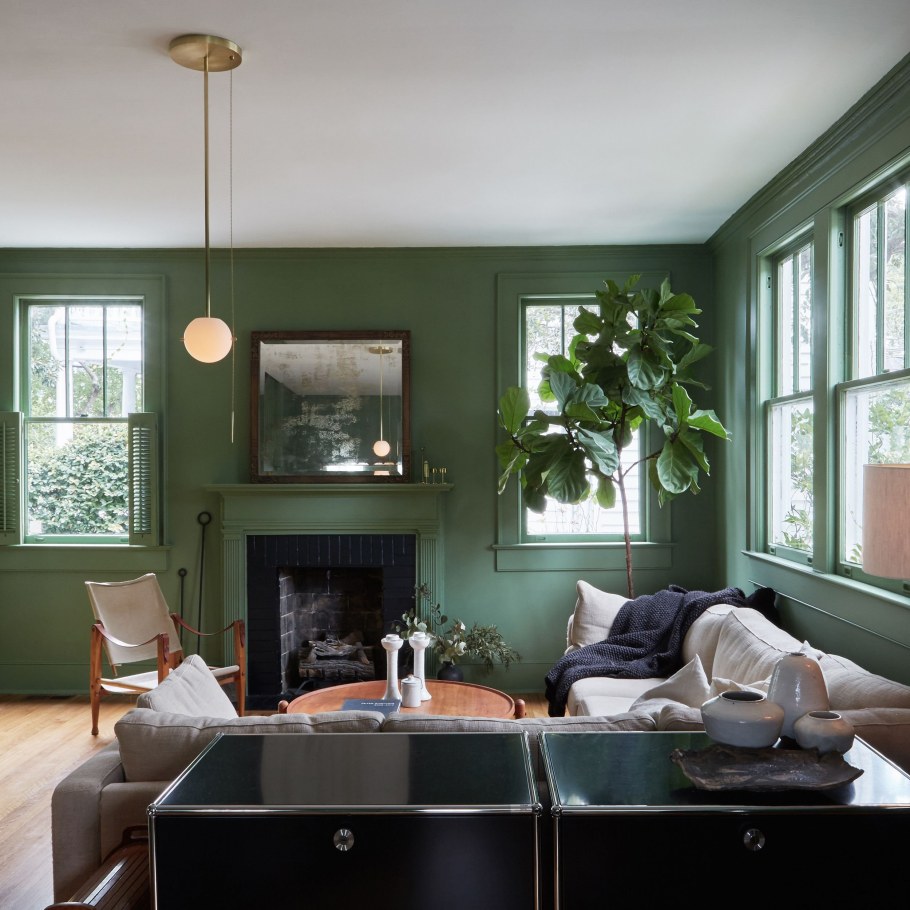 Современные интерьеры с зелеными стенами